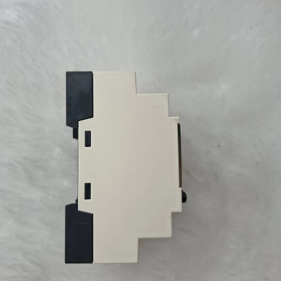 Used Schneider Zelio SR2 B121BD 24VDC Logic Relay SR2B121BD Fast Ship